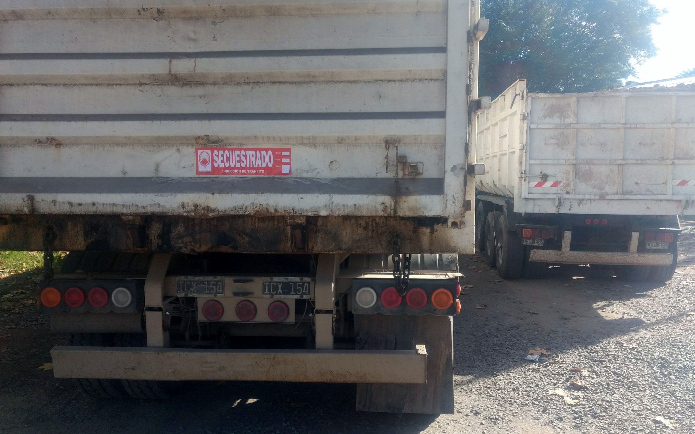 Secuestraron más camiones con tosca y la tosquera funciona por un recurso de amparo