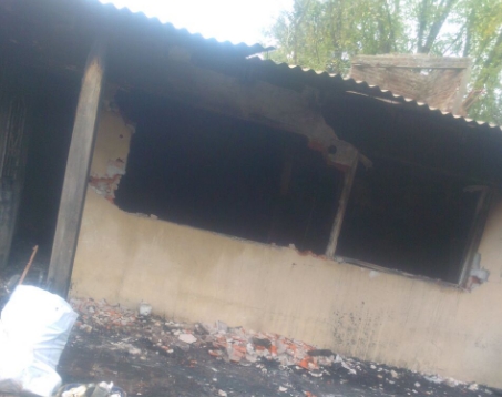 Entraron a robarle y le incendieron su casa