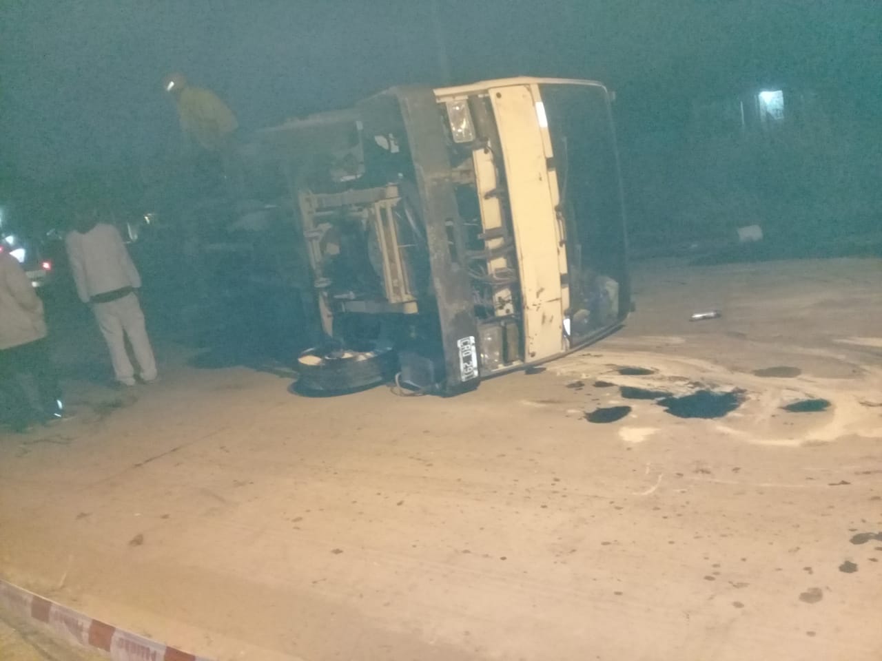 Un camión volcó sobre la Ruta 24