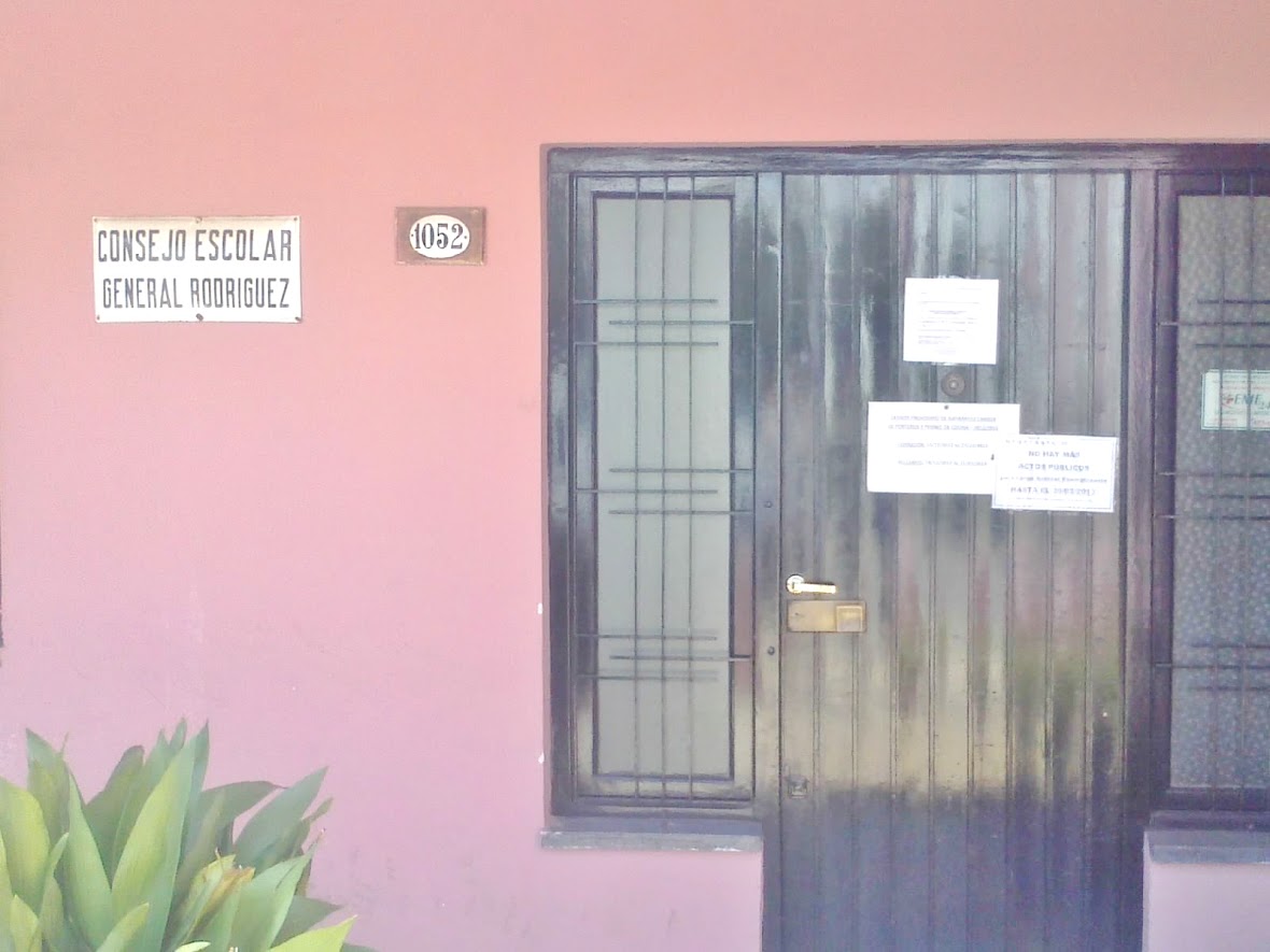 Con su edificio cerrado por la cuarentena, el Consejo Escolar atiende solamente por e-mail