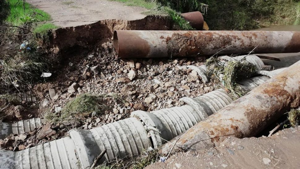Vecinos reclaman por un puente roto en un barrio