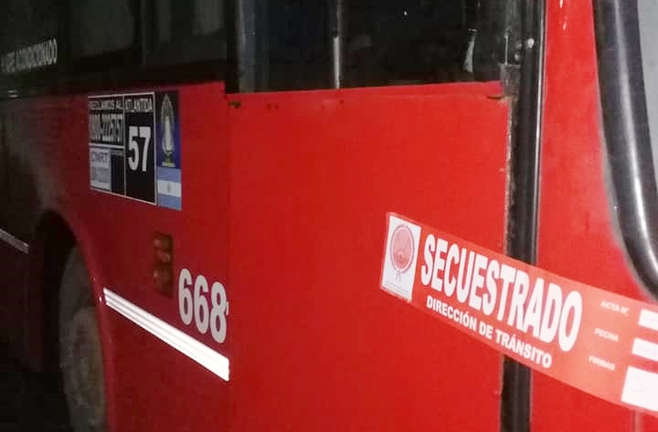 Un colectivo con pasajeros fue secuestrado por infringir leyes de tránsito