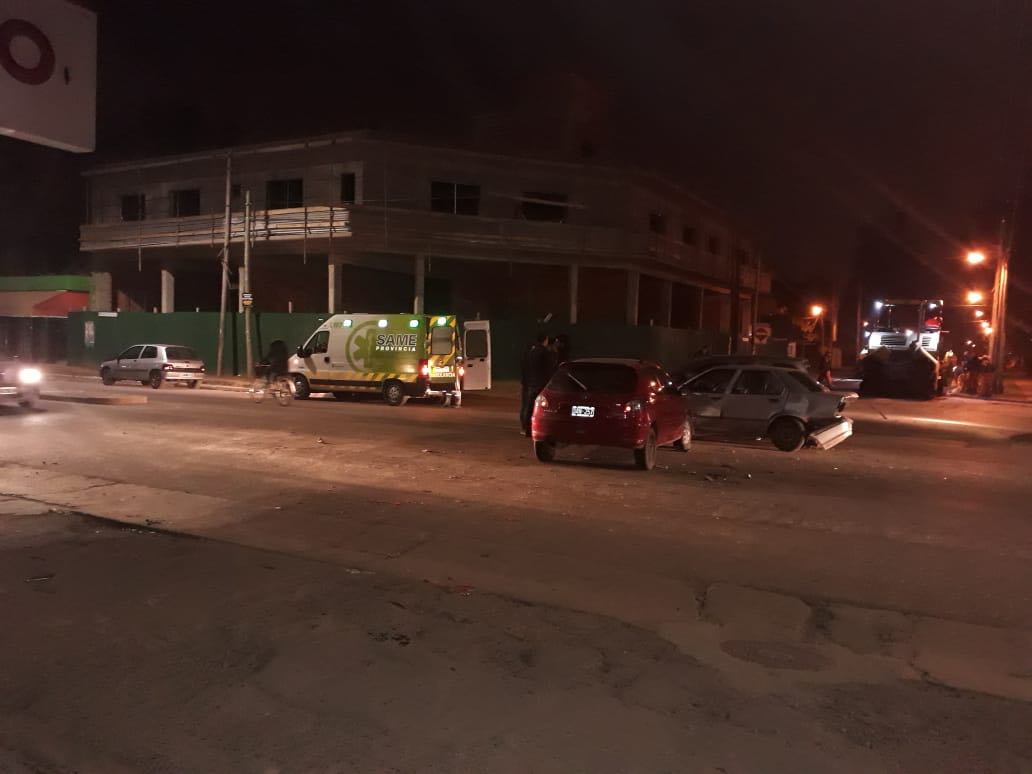 Fuerte impacto entre dos autos sobre Avenida Italia