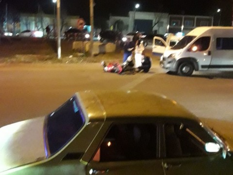 Una moto y una camioneta chocaron en la zona de la parada Los Abuelitos