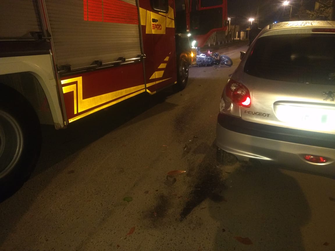 Dos motociclistas protagonizaron un violento choque contra un auto estacionado