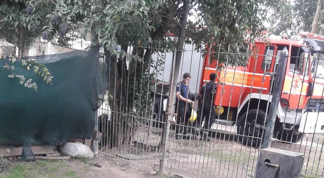 Los Bomberos evitaron que una casa se incendiara completamente en Los Nogales