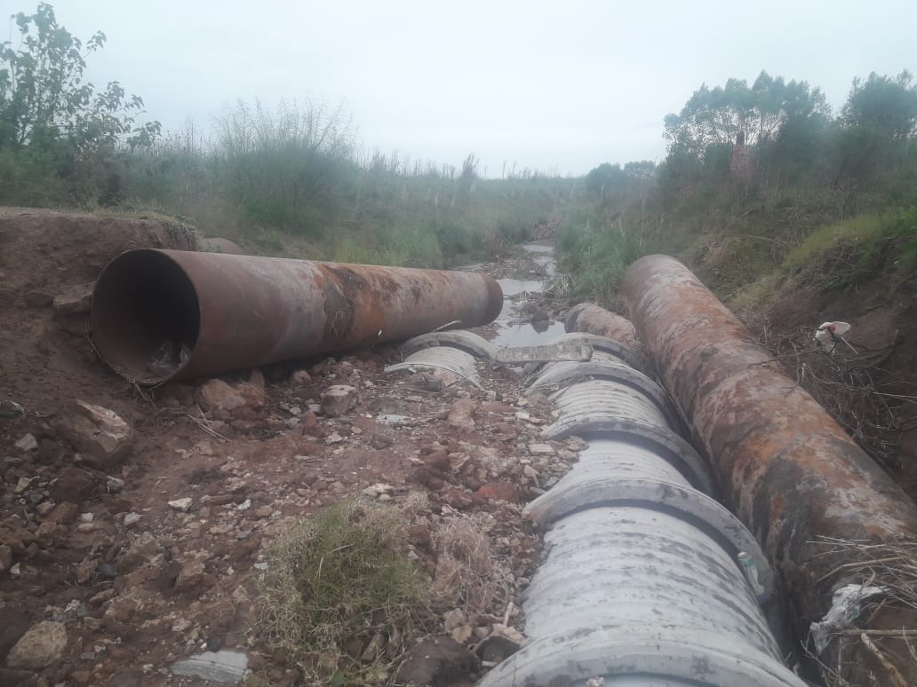 Continúan las quejas por el puente roto y problemas de infraestructura en el barrio San Carlos