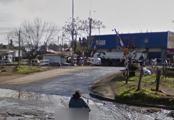 Motochorros armados arrebataron un celular a un joven