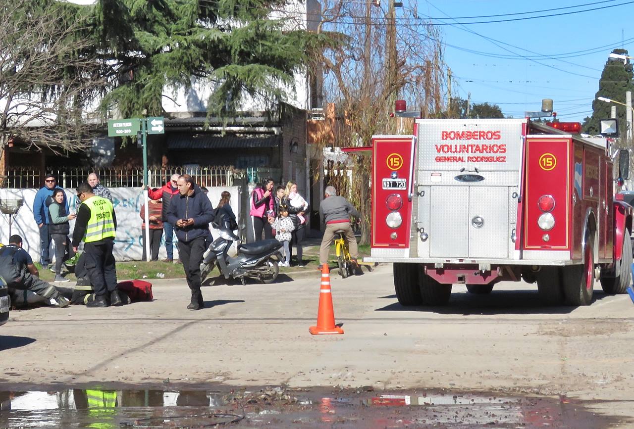 Accidente entre dos motos en la cuadra de la Escuela del Sur
