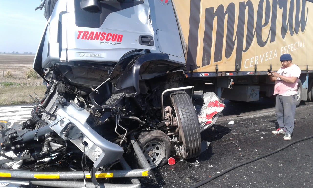 Un camión chocó contra una máquina vial sobre la Ruta 6 y hay heridos