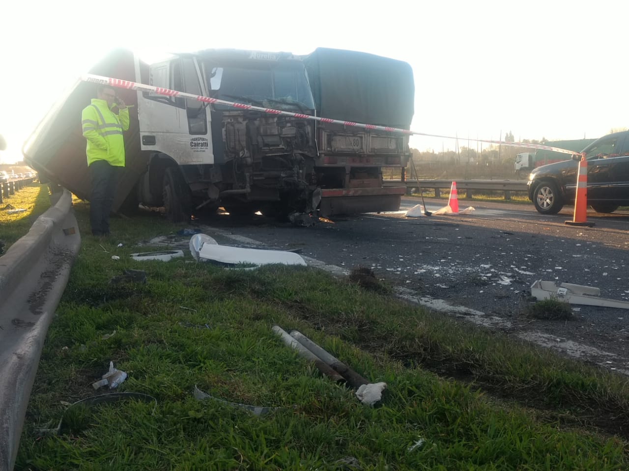 Volcó un camión en la autopista por animales que se cruzaron