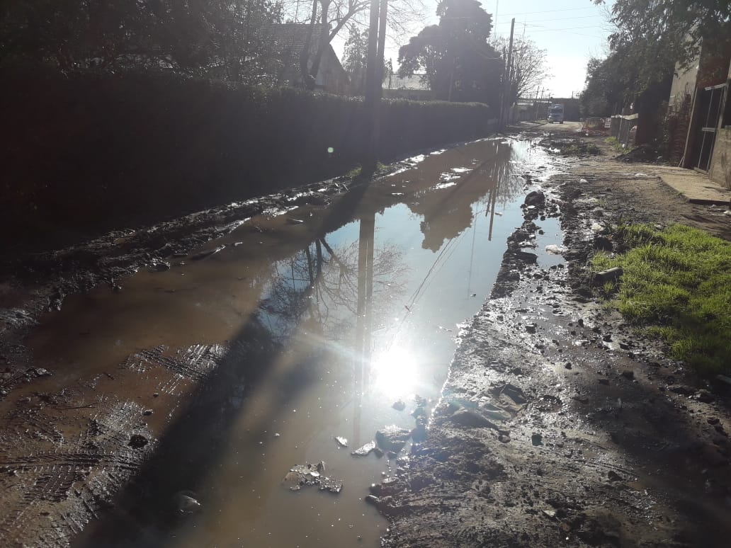 En San Bernardo, medio barrio enojado por roturas de calles por las obras cloacales