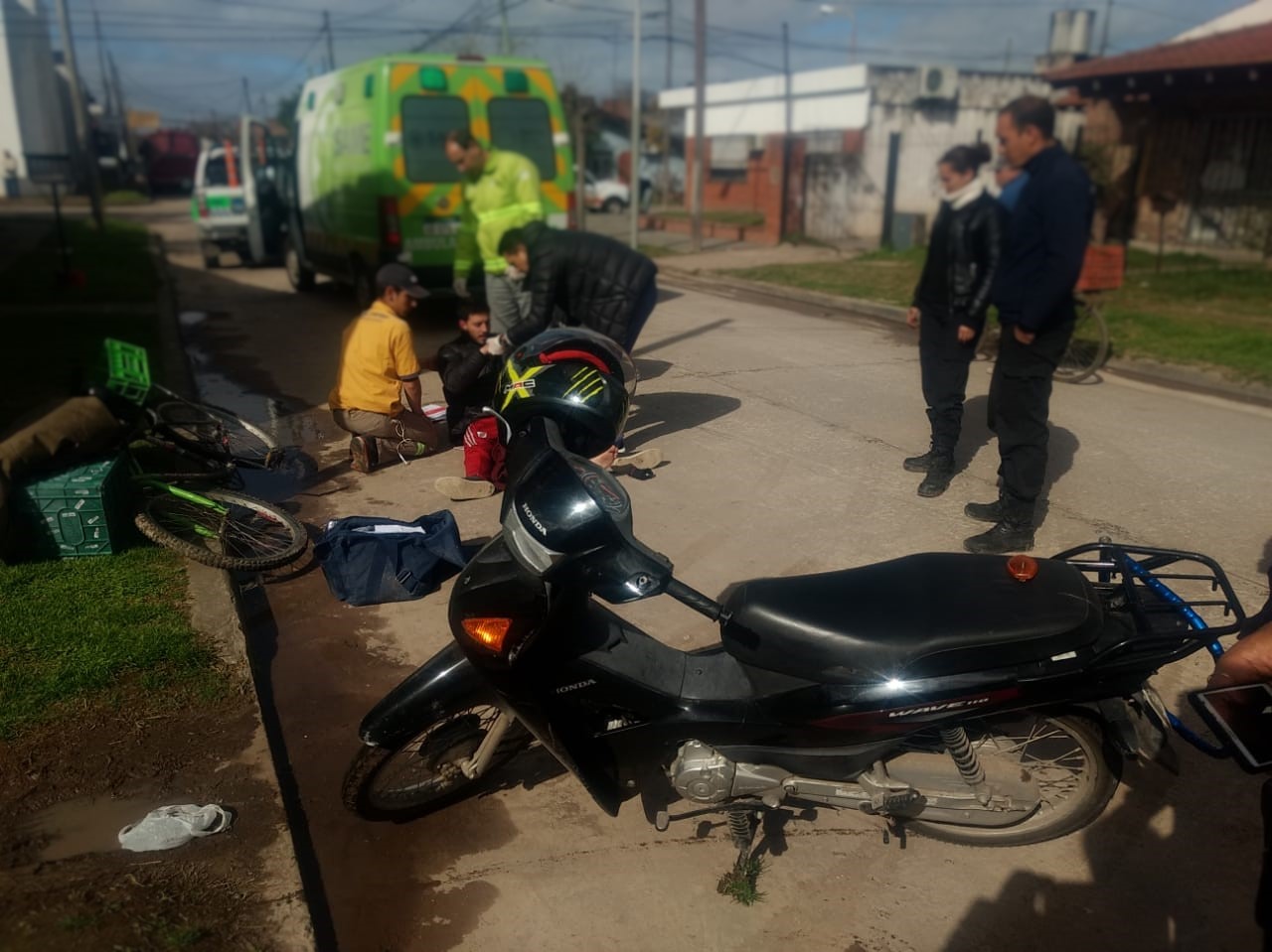 Un herido tras el choque entre una moto y una bicicleta