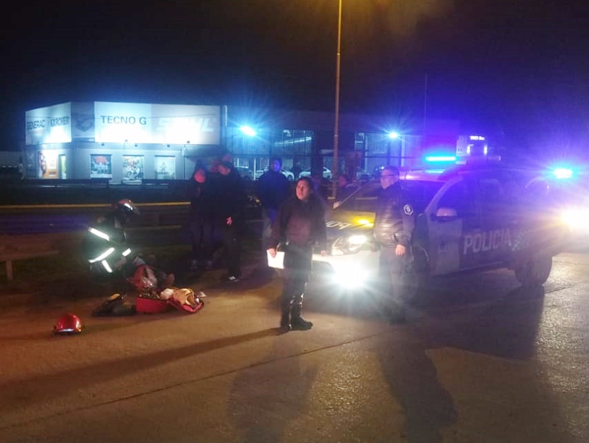 Dos heridos tras el vuelco de una moto en Colectora Norte