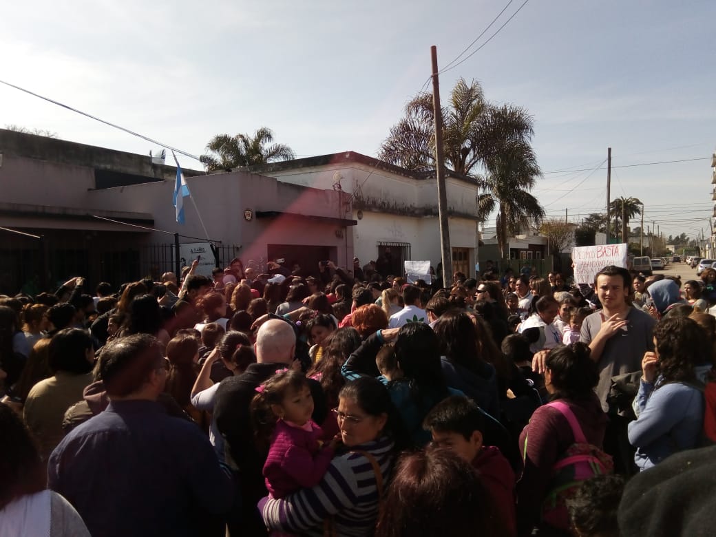 Nueva movilización frente al Consejo Escolar por la apertura de las escuelas en buen estado