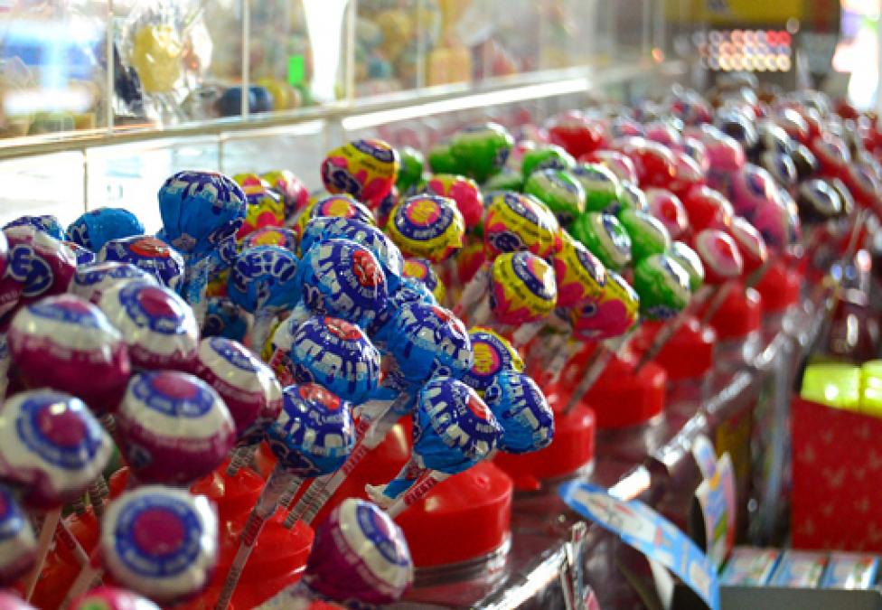 Proponen legislación para evitar los dulces cerca de las cajas del supermercado