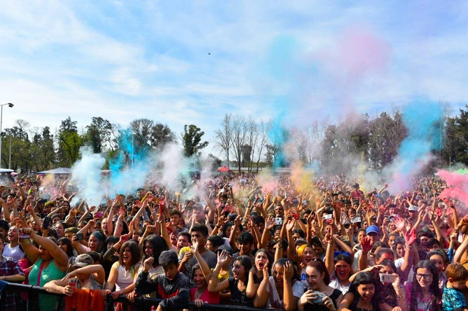 Miles de jóvenes festejaron el Día de la Primavera en la "Colors Fest"