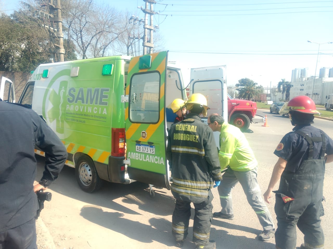 Choque entre un auto y una moto en Balbín y Whelan