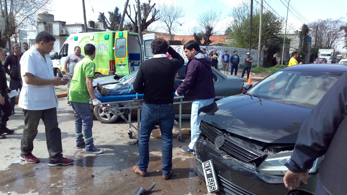 Hombre perdió el conocimiento tras una colisión entre autos sobre Alem
