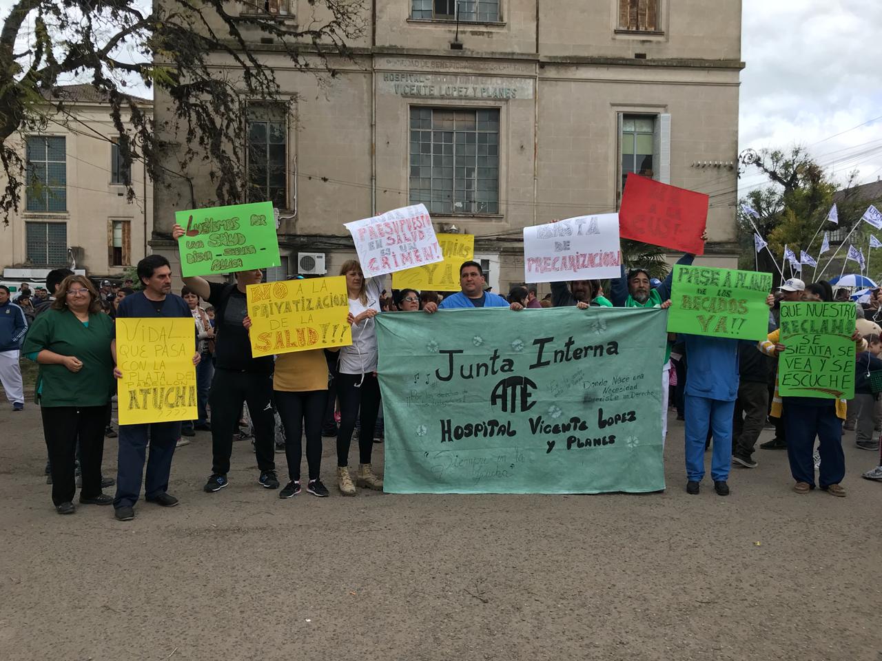 Se desarrolló un abrazo solidario en el Hospital Vicente López y Planes