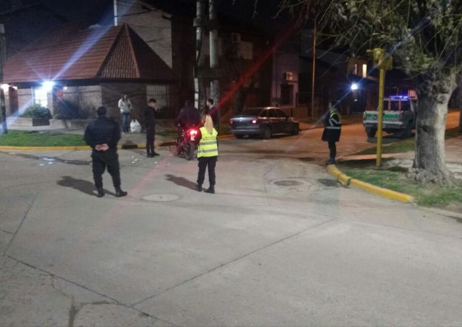 Motociclista resultó herido tras chocar con un auto que cruzaba la Avenida Perón