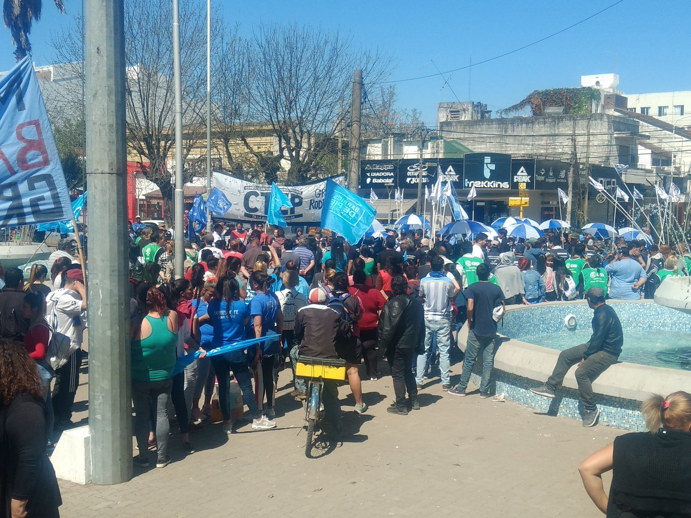 Máz de diez agrupaciones políticas y sindicales se manifestaron en la Plaza Central por el paro general