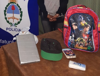 Mujer fue detenida con 1 kg de cocaína metida en la mochila de su hijo de 6 años
