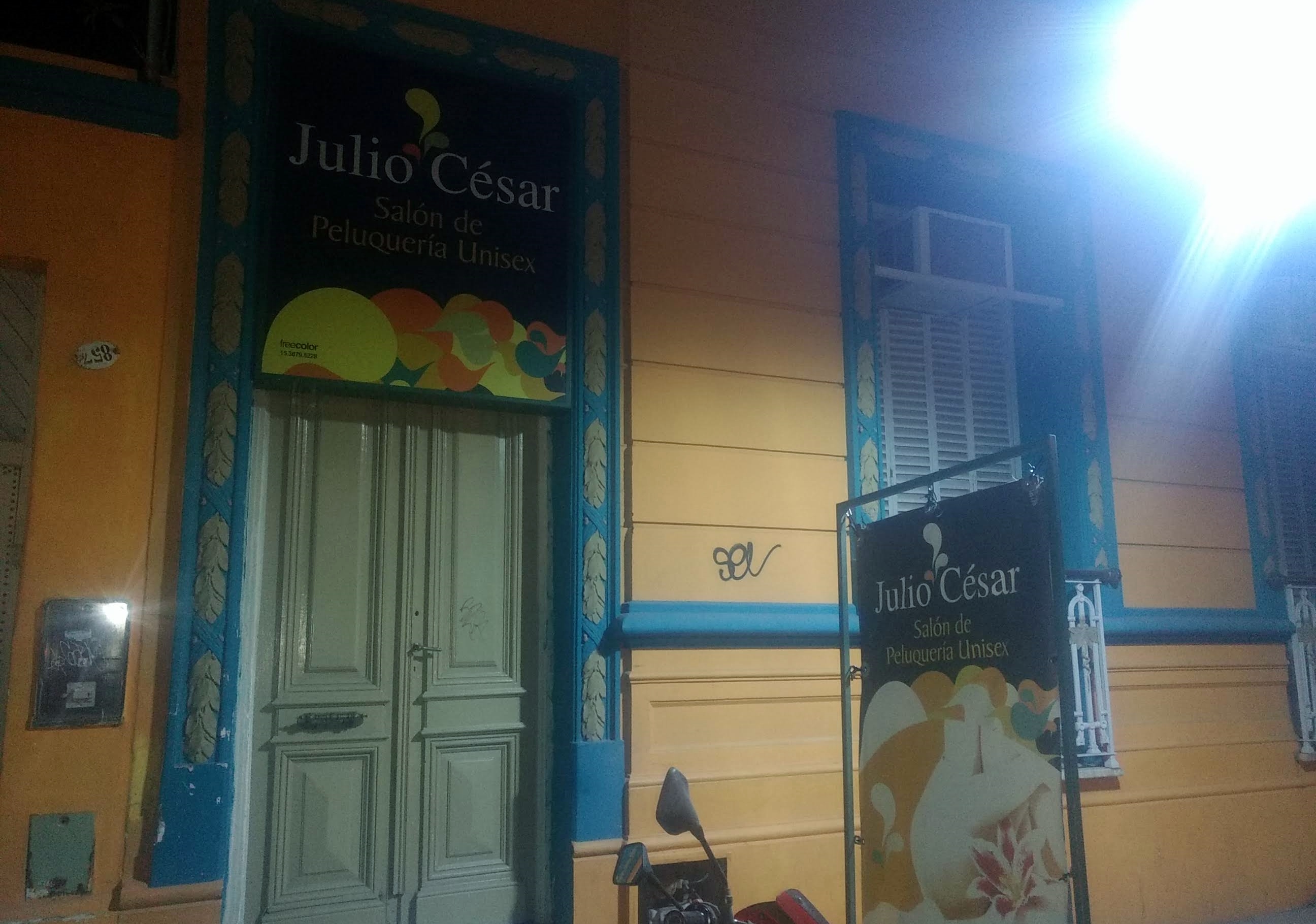 Asaltaron una peluquería ubicada frente a la Plaza Central