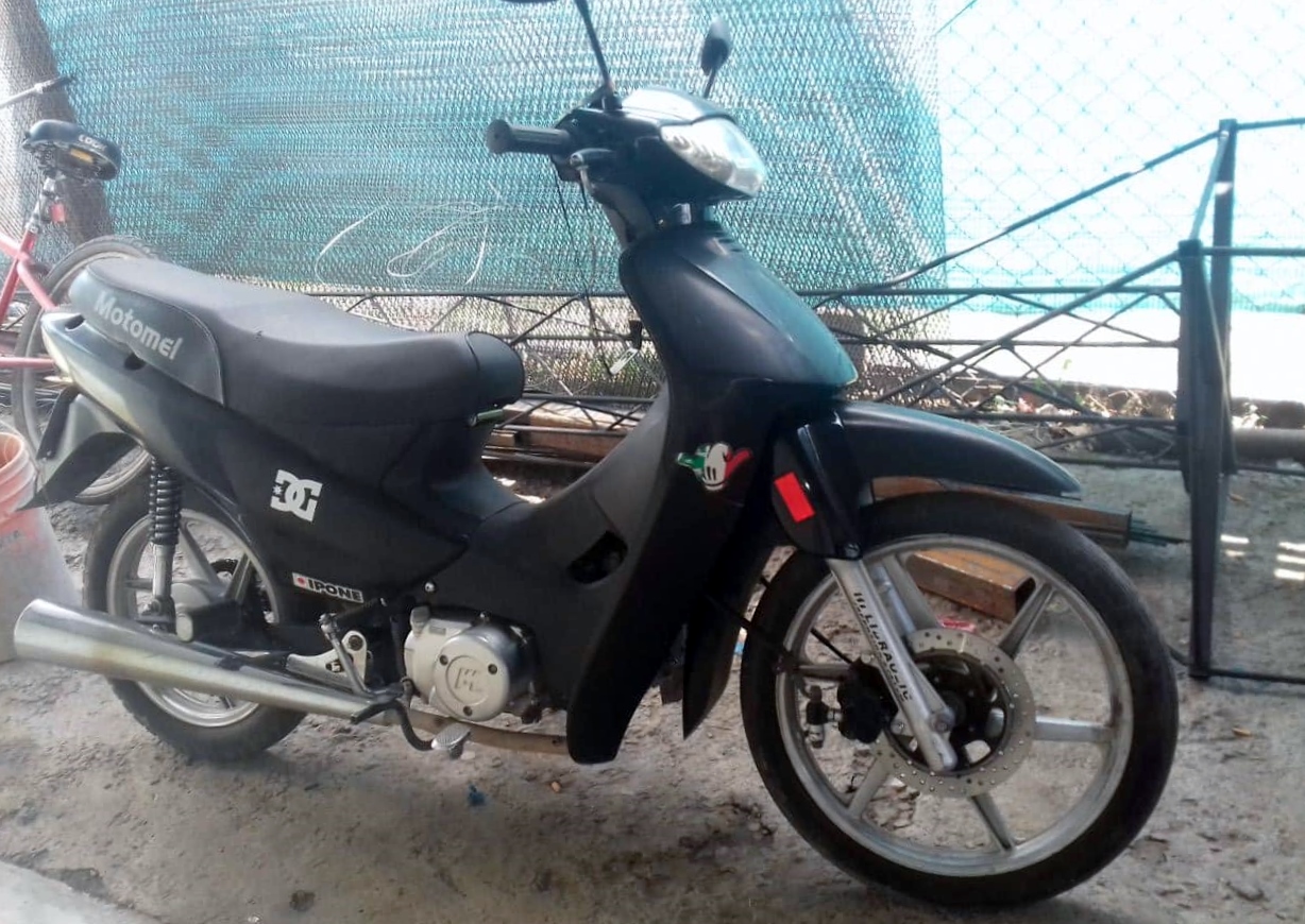 Cinco delincuentes armados le robaron la moto a una pareja