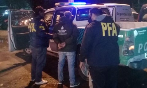 Detuvieron a dos hombres que vendían droga en la plaza de Pablo Marín