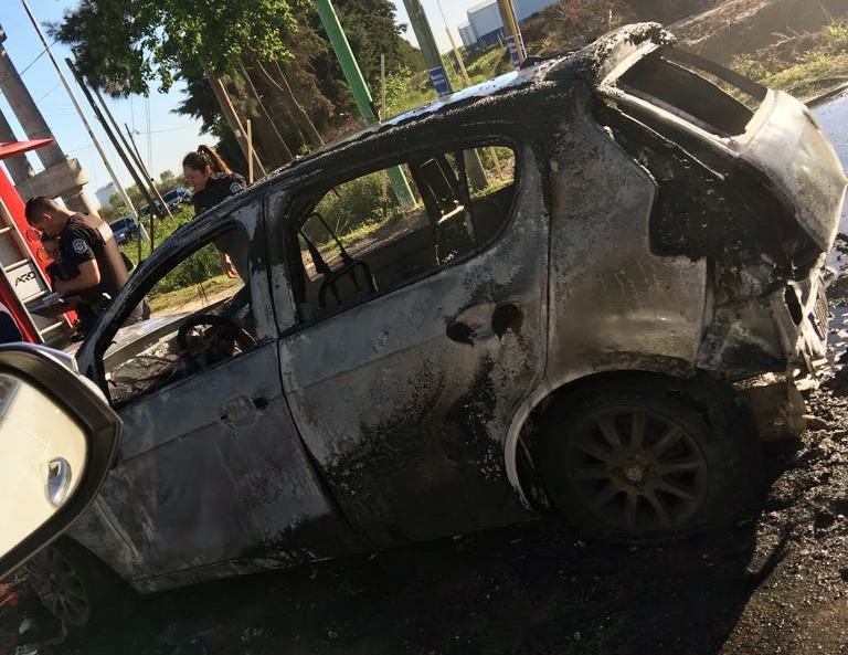 Iba por la Ruta 24 con su nena y su auto se incendió