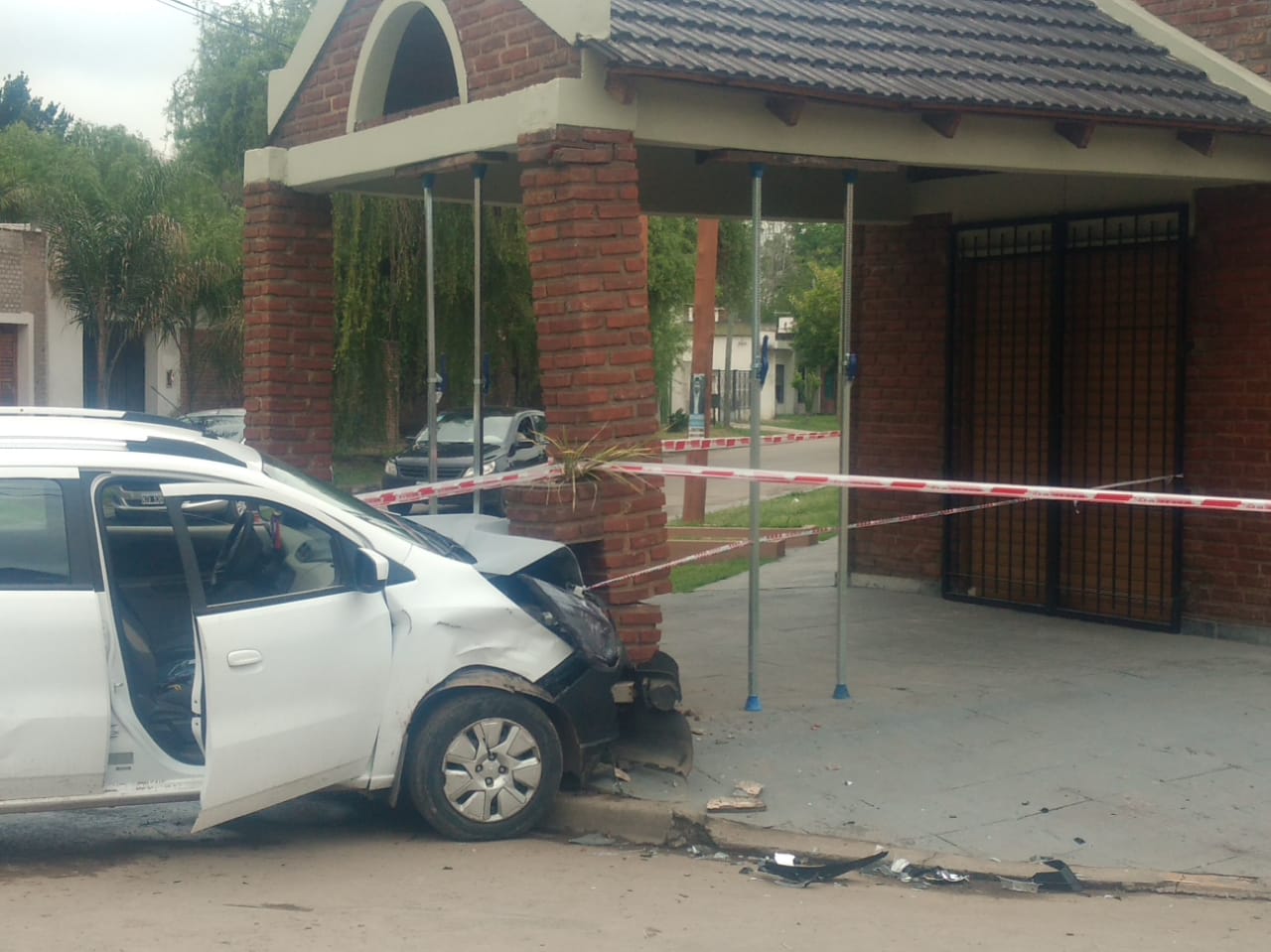 Choque de camionetas casi produce un derrumbe de un alero de material