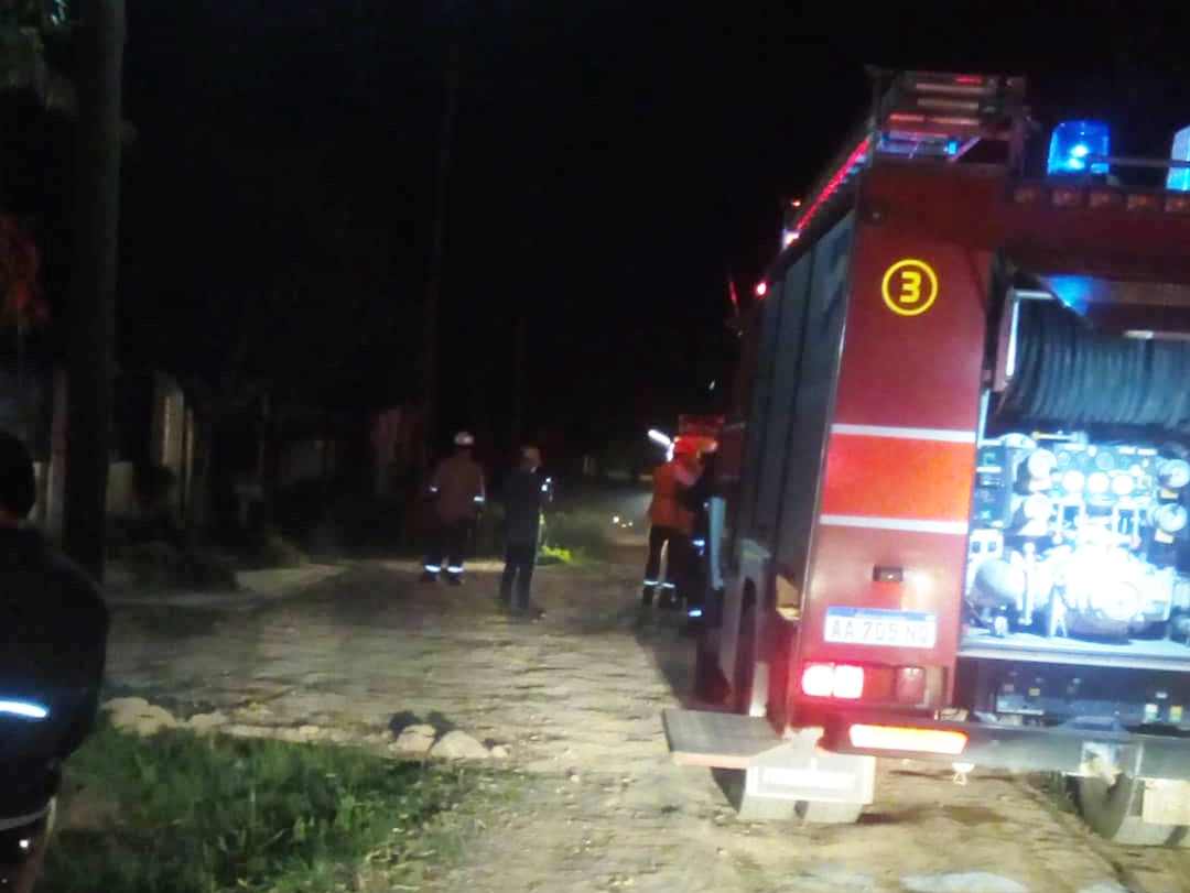 Susto en Altos del Oeste por el incendio de un cable de luz en plena calle