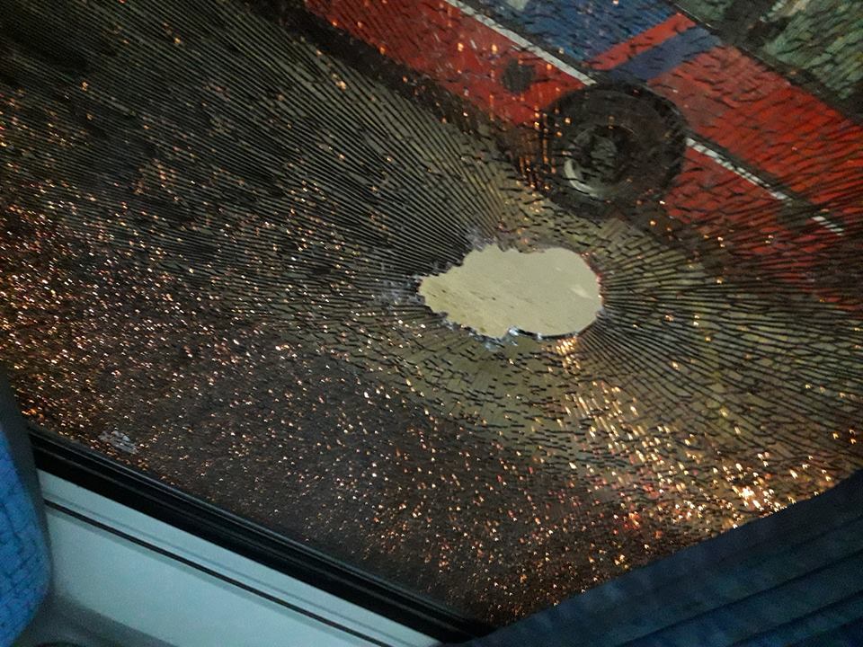 Trascendió otra mujer agredida por un piedrazo mientras iba en colectivo