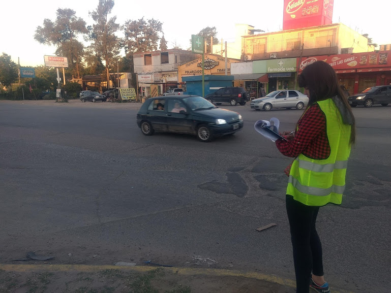 ¿Qué hacían varias señoritas con planillas en alrededores de la autopista?