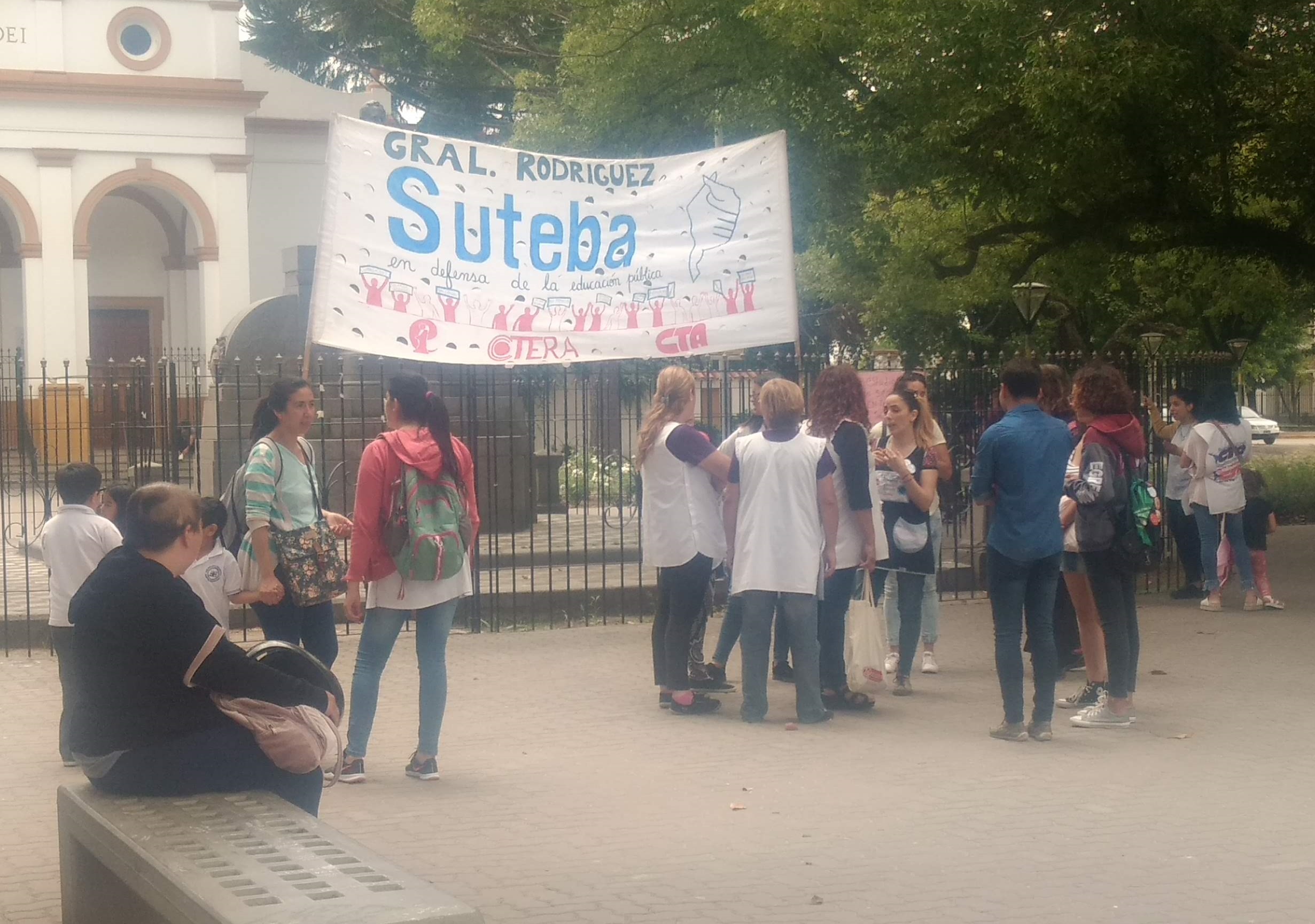 Estudiantes del ISFD y T Nº 155 manifestaron por miedo a que se cierren cursos por recortes