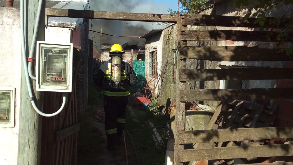 Una casa quedó consumida por el fuego en el barrio San Martín