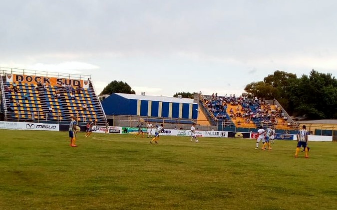 El Lechero recibió una dura paliza de Dock Sud