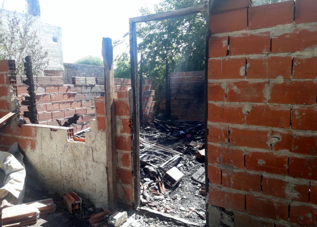 Madre de cuatro hijos perdió su casa tras un incendio