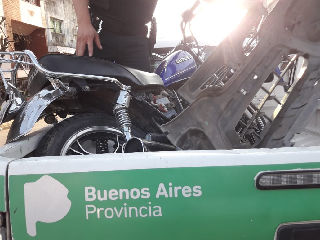 Una joven, en estado delicado tras chocar en moto con una camioneta