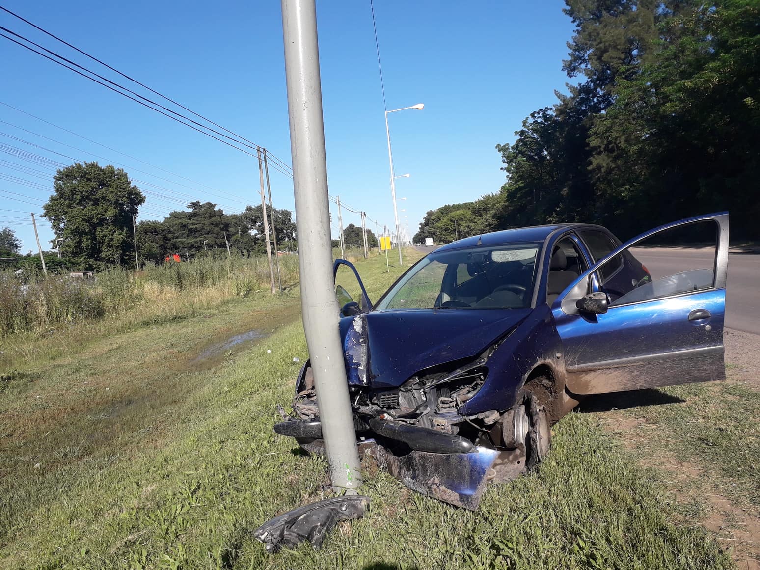 Un auto se estrelló contra un poste de luz sobre la Ruta 7