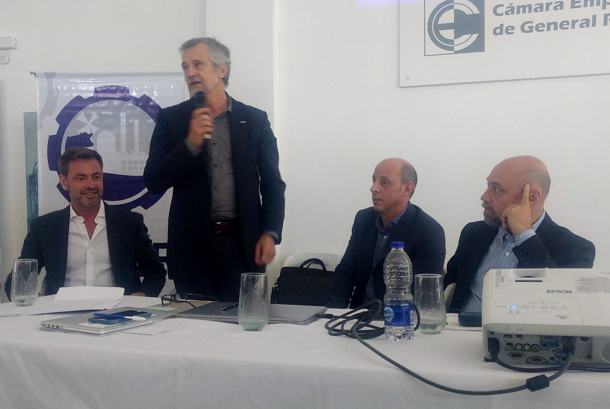 La "grieta" industrial: Oficialismo y oposición, pujan por un sector que empezó a mostrarse