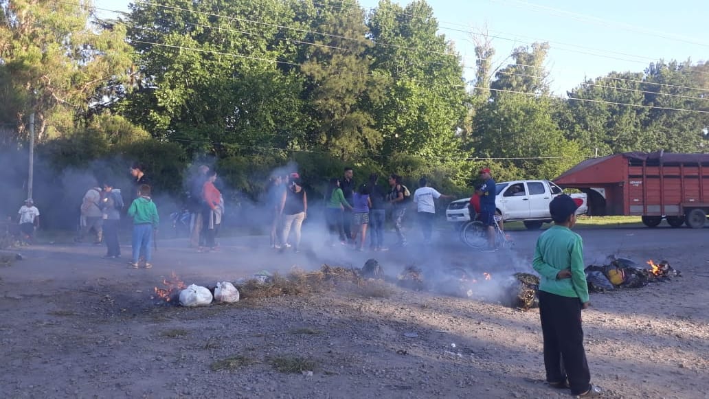 Vecinos de dos barrios cortaron rutas por falta de energía eléctrica