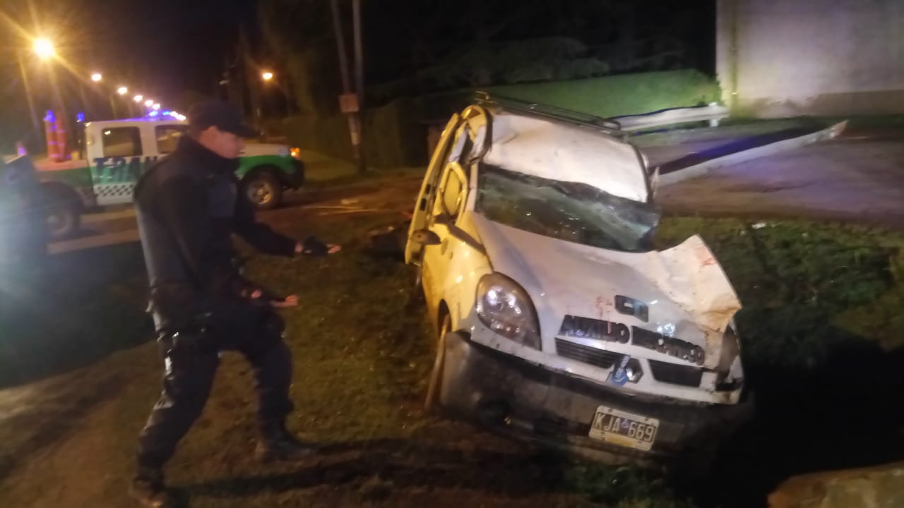 Camioneta chocó contra un poste de luz y dejó tres heridos