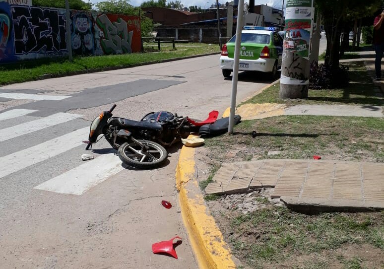 Accidente moto-auto en Antártida Argentina y Av. Perón