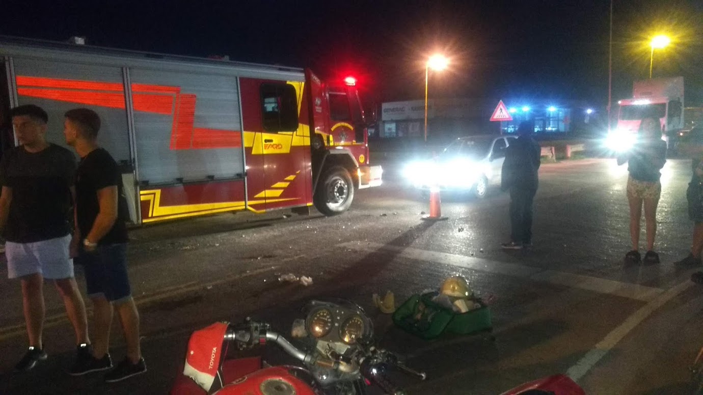 Dos motos chocaron con un C3 y quedaron 3 heridos, dos graves