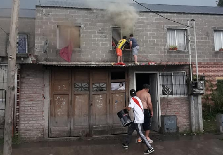 Se incendió una casa en barrio Bicentenario y una familia pide ayuda
