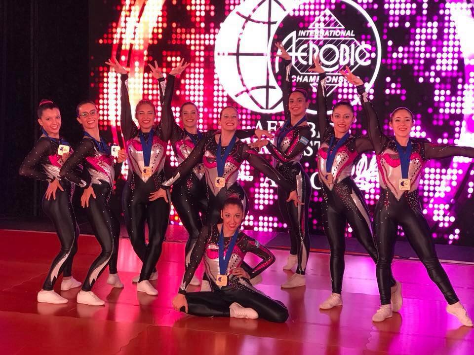 Las gimnastas de MT Gym lanzan la pizzeada con el objetivo de viajar a EEUU para defender la corona