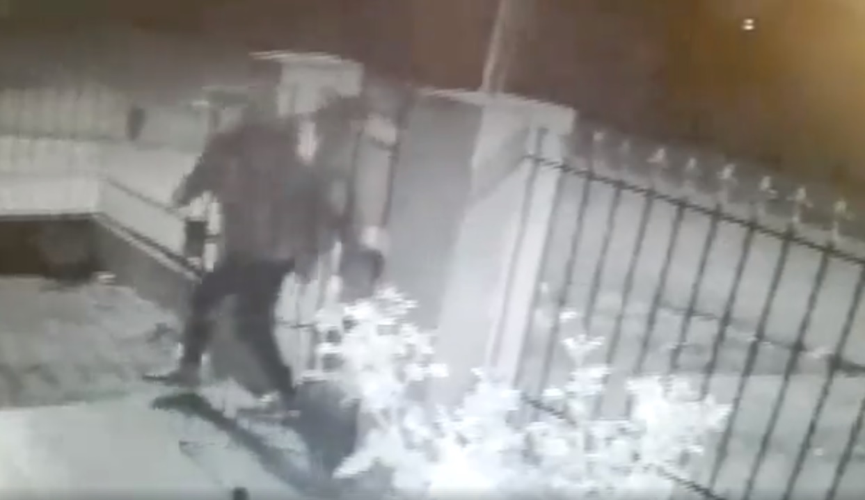 Así robaron una moto de adentro de una casa