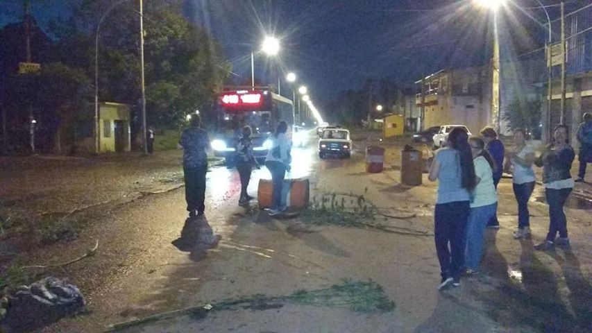 Vecinos de un barrio cortaron la ruta en reclamo por falta de energía eléctrica